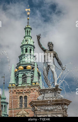 La Neptubne fuente en Castillo de Frederiksborg, que es uno de los castillos más bellos de Dinamarca situado en Hillerod.