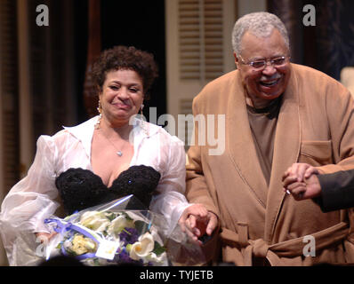 Miembro del Reparto James Earl Jones y la muestra director Debbie Allen tome su noche inaugural llamada cortina arcos en la reactivación de la producción de Broadway de Tennessee Williams desempeñar "un gato sobre el tejado de zinc' en el Broadhurst Theatre de Nueva York el 6 de marzo de 2008. (UPI foto/Ezio Petersen) Foto de stock