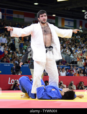 Mansur Isaev de Rusia está más Riki Nakaya del Japón celebra su medalla de oro en los hombres de 73 kg de Judo en la final de Londres 2012 Juegos Olímpicos de Verano el 30 de julio de 2012 en Londres. UPI/Ron Sachs Foto de stock