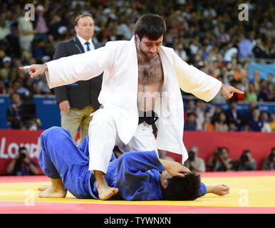 Mansur Isaev de Rusia se levanta sobre Riki Nakaya del Japón celebra su medalla de oro en los hombres de 73 kg de Judo en la final de Londres 2012 Juegos Olímpicos de Verano el 30 de julio de 2012 en Londres. UPI/Ron Sachs Foto de stock