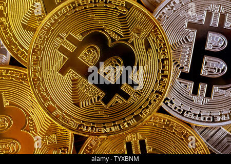Muchos golden bitcoins. Concepto Cryptocurrency y dinero virtual. Monedas con brillante símbolo bitcoin