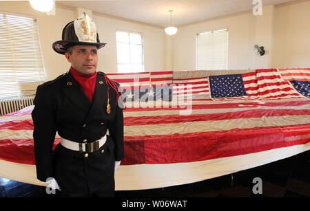 https://l450v.alamy.com/450ves/w06wat/st-louis-bombero-brian-hesse-esta-de-guardia-en-el-11-09-en-la-bandera-nacional-soldados-memorial-en-saint-louis-el-11-de-octubre-de-2010-los-30-pies-de-bandera-americana-destruida-cuando-los-edificios-del-world-trade-center-se-derrumbo-el-11-de-septiembre-de-2001-actualmente-esta-viajando-por-todo-el-pais-como-parte-de-un-esfuerzo-de-restauracion-patrocinado-por-el-new-york-dice-gracias-fundacion-la-fundacion-quiere-facultar-a-los-heroes-de-servicio-locales-en-todos-los-50-estados-con-las-costuras-privildge-la-bandera-vuelve-a-su-formato-original-de-13-bandas-el-new-york-dice-gracias-fundacion-quiere-hacer-la-bandera-de-nuevo-por-la-1-w06wat.jpg