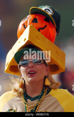 31 October 2004: Brett Favre. The Green Bay Packers defeated the Washington Redskins  28-14 October 31, 2004 at FedEx Field in Landover MD. (Icon Sportswire via  AP Images Stock Photo - Alamy