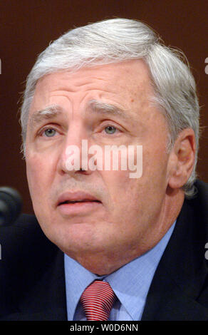 La Administración de Drogas y Alimentos de candidato a Comisionado Dr. Andrew von Eschenbach testimonia un senado, Salud, Educación, Trabajo y Pensiones en la audiencia del comité de su nombramiento, en el Capitolio en Washington, el 1 de agosto de 2006. (UPI foto/Kevin Dietsch)
