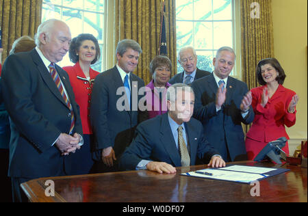 El Presidente de Estados Unidos George W. Bush firma H.R. 584 Lyndon Baines Johnson, el Departamento de Educación Construcción de Bill, en la Oficina Oval de la Casa Blanca el 23 de marzo de 2007. (UPI foto/Roger L. Wollenberg) Foto de stock