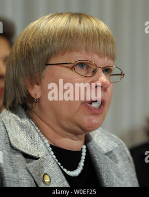 Betsy Clark, NASW-ritmo, habla durante una conferencia de prensa ...