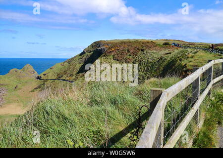 Bellos acantilados con vistas al mar irlandés Foto de stock