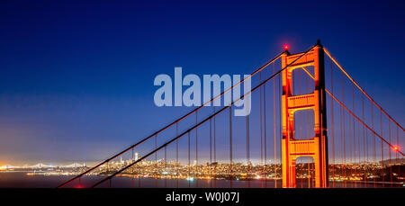San Francisco Golden Gate Bridge y el horizonte de la ciudad sobre la bahía en la hora azul