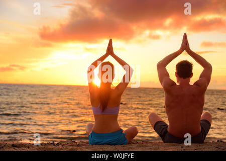 Hombre La Práctica De Yoga En La Playa Al Atardecer Fotos