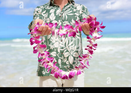 Guirnalda hawaiana - guirnalda de flores tropicales - Corona Fotografía de  stock - Alamy