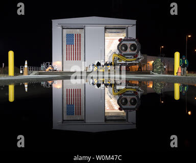 El orbital ATK cohete Antares es enrollada de la Integración Horizontal Facility (HIF) a Launch Pad-0A, el 9 de noviembre de 2017, en las Instalaciones de Vuelo Wallops de la NASA en Virginia. ATK Orbital la octava misión de reabastecimiento de la carga contratada con la NASA para la Estación Espacial Internacional entregará más de 7.400 libras de la ciencia y la investigación, la tripulación de suministros y equipos del vehículo al laboratorio orbital y su tripulación. Foto de la NASA por Bill Ingalls/UPI