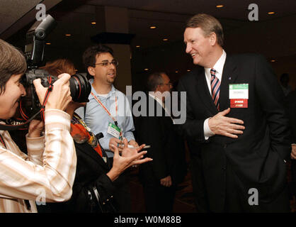 Presidente y Consejero Delegado de General Motors Rick Wagoner, conversaciones con los reporteros después de abordar la mayor Miami Chamber of Commerce en Miami el 18 de febrero de 2006. (UPI foto/Richard Sheinwald/GM)