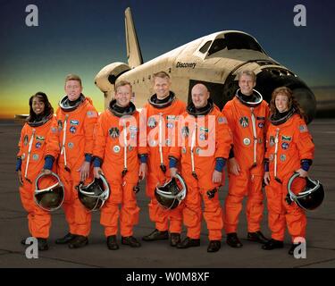 Estos siete astronautas tomar un descanso de la formación para posar para el retrato de la tripulación STS-121 el 5 de abril de 2006. Desde la izquierda son astronautas Stephanie D. Wilson, Michael E. Fossum, tanto especialistas de misión; Steven W. Lindsey, comandante; Piers J. vendedores, especialista de misión; Mark E. Kelly, el piloto; el astronauta de la Agencia Espacial Europea Thomas Reiter, de Alemania; y Lisa M. Nowak, tanto especialistas de misión. (UPI Photo/NASA). Foto de stock