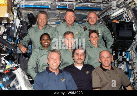 La STS-121 (camisetas verdes) y expedición 13 tripulantes se reúnen para una foto de grupo en el laboratorio Destiny de la Estación Espacial Internacional en el vuelo el día 6 el 9 de julio de 2006. Desde la izquierda (primera fila) de la Agencia Espacial Europea (ESA) el astronauta Thomas Reiter, de Alemania, ingeniero de vuelo de la expedición 13; el cosmonauta Pavel V. Vinogradov, comandante en representación de la Agencia Espacial Federal de Rusia; y el astronauta Jeffrey N. Williams, el oficial científico de la estación espacial de la NASA y el ingeniero de vuelo. Desde la izquierda (fila central) son astronautas Stephanie D. Wilson, especialista de la misión STS-121; Steven W. Lindsey, comandante; un Foto de stock