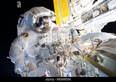 Expedition 48 Comandante Jeff Williams (mostrado aquí) y el ingeniero de vuelo Kate Rubins de NASA instalado con éxito el primero de los dos adaptadores de acoplamiento internacional el 19 de agosto de 2016, durante 5 hora y 58 minutos de paseo espacial. El 1 de septiembre, los dos astronautas paseo espacial fuera de la estación espacial por segunda vez en menos de dos semanas. NASA/UPI Foto de stock