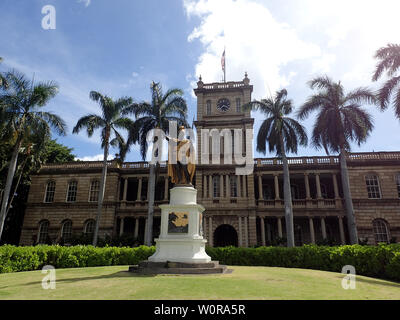 La estatua del rey Kamehameha, en el centro de Honolulu, Hawaii. estatua destaca delante de Aliʻiolani Hale con Estados Unidos y Hawai bandera ondeando encima me Foto de stock