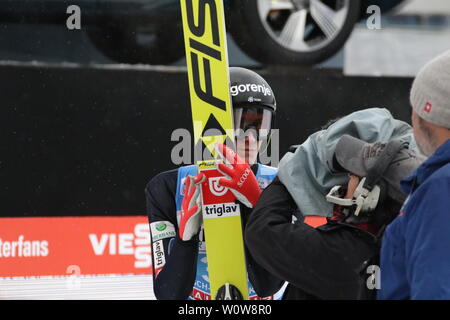Peter Prevc (Slowenien / SLO) blickt nach seinem Scheitern in der Qualifikation zum Neujahrsskispringen brecha 2019 enttäuscht in die Kameras. Foto de stock
