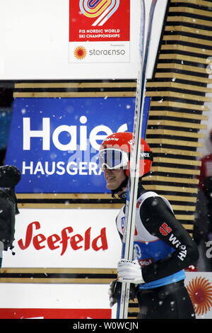 Es mit einem Lächeln Trägt: Stephan Leyhe (SC Willingen) nach seinem zweiten surgido beim Skispringen Herren NH, FIS Nordische Ski-WM 2019 en Seefeld Foto de stock