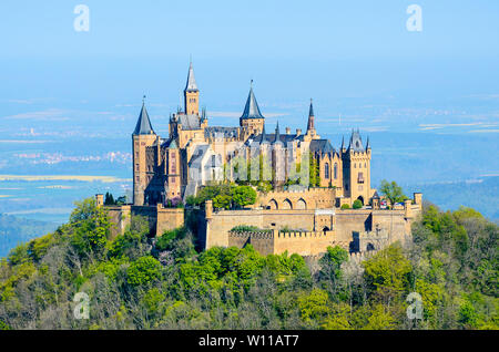 Castillo Burg Hohenzollern en Hechingen, cerca de Stuttgart. Vista de postal. Baden-Wurttenberg, Alemania. Foto de stock