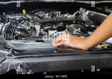 Detalle Del Coche Motor De La Limpieza Del Coche Que Se Lava Coche De  Limpieza Usando El Vapor Caliente Lavado Caliente Del Motor Imagen de  archivo - Imagen de parte, limpieza: 141885993