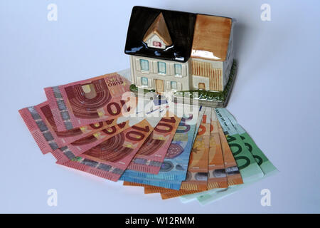 Als Spardose Symbolfoto Haus mit Euro-Banknoten Foto de stock