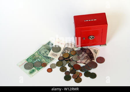 Symbolfoto roter Tresor als Spardose mit DM-Banknoten und Münzen Foto de stock