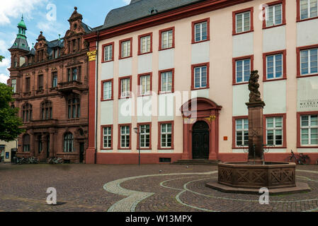 HEIDELBERG, Alemania - 16 de junio, 2019: Kurpfalzisches museo, exhibiciones contemporáneo de 3 plantas en el arte de la institución HQ, fundada el año 1869, con las instituciones educativas Foto de stock