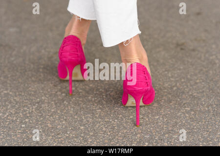 Vista trasera de una elegante mujer rosa stiletto zapatos mostrando los muy altos finos en tar Fotografía stock - Alamy