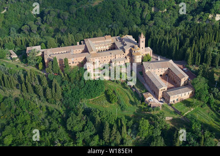 VISTA AÉREA. Abadía aislada en un entorno de colinas boscosas. Abadía de Monte Oliveto Maggiore, Asciano, Provincia de Siena, Toscana, Italia.