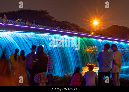 Personas disfrutando del Starlight Bridge o Puente en sao anh Hung Phu Mi distrito de la ciudad de Ho Chi Minh, Vietnam. Es una cascada iluminada solarpowered