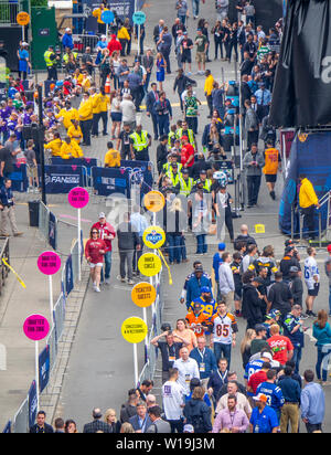 Ventiladores en los colores del equipo caminando por la carretera en el NFL draft de 2019, Nashville, Tennessee, EE.UU..