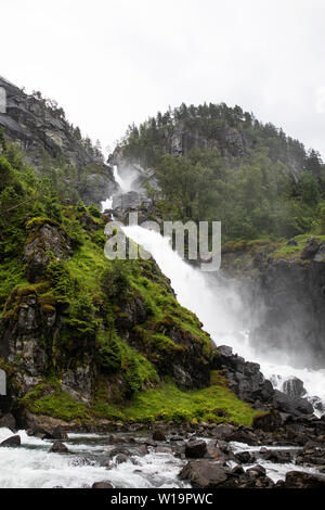 Una de las cascadas gemelas en Låtefossen cerca Skare Hordaland en la región de Noruega. Foto de stock