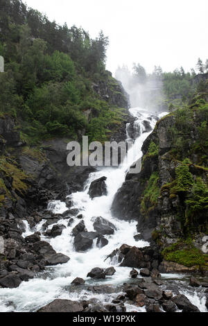 Una de las cascadas gemelas en Låtefossen cerca Skare Hordaland en la región de Noruega. Foto de stock