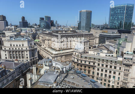 Vista de la azotea del edificio de la sede del Banco de Inglaterra en Threadneedle Street, rodeado por edificios antiguos y modernos en el distrito financiero de la ciudad de Londres, EC2 Foto de stock