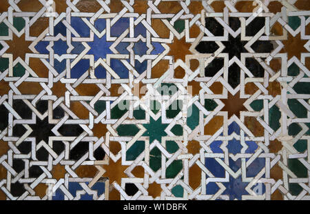 España. Sevilla. El Real Alcázar. Patrones geométricos en azulejos de cerámica. Foto de stock