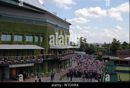 Wimbledon, Londres, Reino Unido. El 2 de julio de 2019. Multitud Introduzca terrenos, el Campeonato de Wimbledon 2019, 2019 Crédito: Allstar Picture Library/Alamy Live News Foto de stock