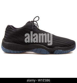 Nike Air Jordan Futuro negro bajo Sneakers - 718948-005 Fotografía stock - Alamy