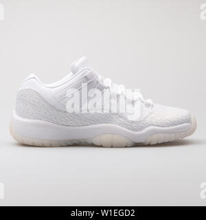 Viena, Austria - Agosto 7, 2017: Nike Air Jordan 11 Retro bajo blanco  zapatilla aislado sobre fondo blanco Fotografía de stock - Alamy