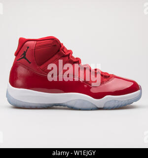 Registro leyendo Química Nike Air Jordan Retro 11 XI (negro y rojo Fotografía de stock - Alamy