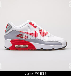Viena, Austria - Agosto 28, 2017: Nike Air Max 90 cuero blanco, gris y rojo  sobre fondo blanco de zapatillas Fotografía de stock - Alamy