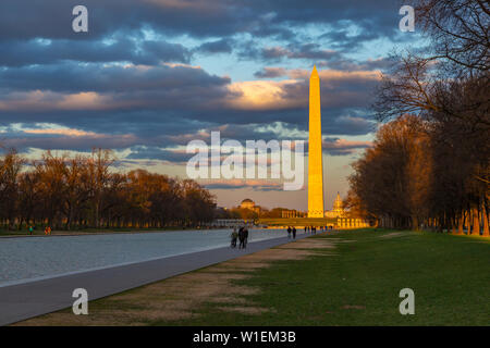 Vista de la piscina reflectante del Lincoln Memorial y el Monumento a Washington al atardecer, Washington D.C., Estados Unidos de América, América del Norte