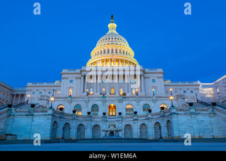 Vista del Capitolio de los Estados Unidos al anochecer, Washington D.C., Estados Unidos de América, América del Norte Foto de stock