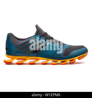 Zapatillas Adidas de stock - Alamy