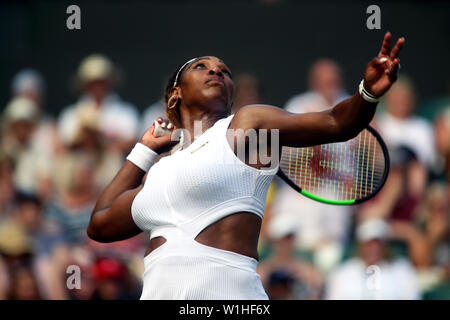 Wimbledon, Londres, Reino Unido. El 2 de julio de 2019. Serena Williams sirve durante su primera ronda victoria sobre Giulia Gato-Monticone de Italia. Crédito: Adam Stoltman/Alamy Live News Foto de stock