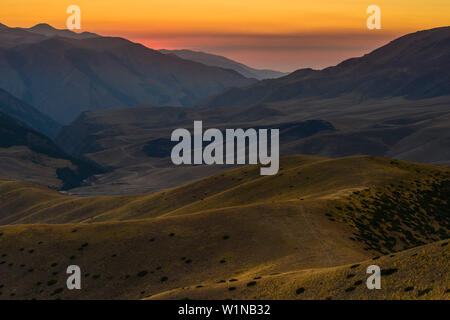 Conjunto Atardecer sobre la Meseta, región de Almaty, Kazajstán, Asia Central, Asia Foto de stock
