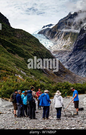 Un grupo de caminantes en ruta hacia el glaciar Franz Josef, Isla del Sur, Nueva Zelanda Foto de stock