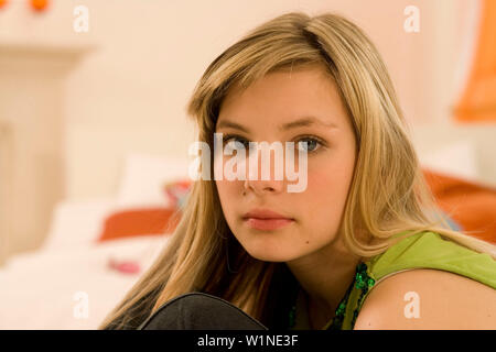 Adolescente (14-16) mirando a la cámara, portait Foto de stock