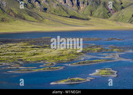 Islas en el lago Frostastadavatn entre Landmannalaugar y Fjallabak, Highlands, en el sur de Islandia, Islandia, Europa Foto de stock