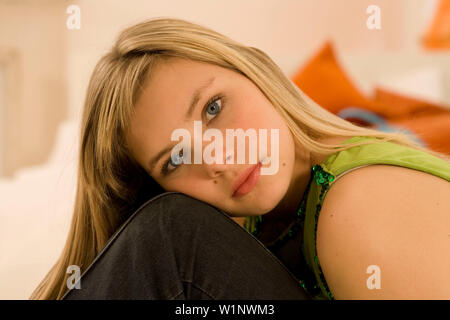 Adolescente (14-16) mirando a la cámara, portait Foto de stock