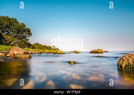 Acantilado cerca Staberhuk faro, isla Fehmarn, costa Báltica, Schleswig-Holstein, Alemania Foto de stock